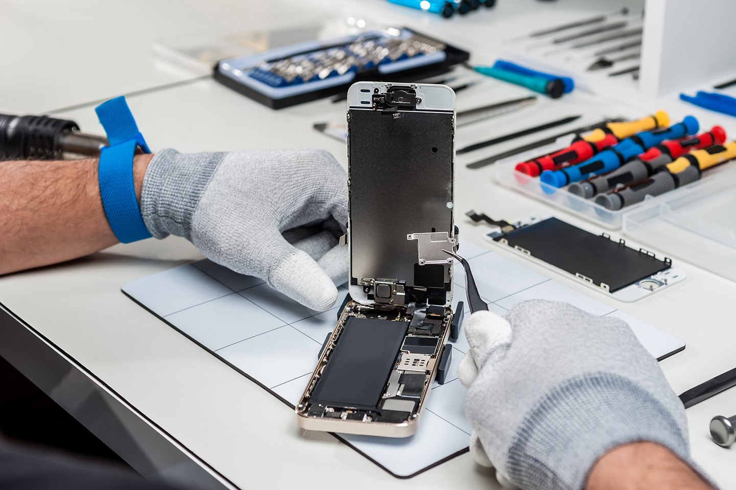 Power Up Your iPhone in The UAE: The Ultimate Guide To Battery Replacement Services